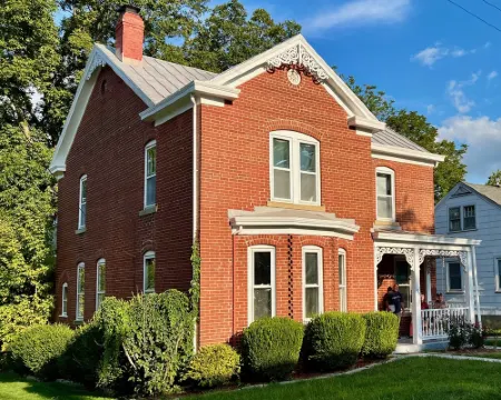 Gorgeous Historic Victorian - 4 bedrooms 2 bathrooms - 4 Blocks Walk to Town Hotels in Ste. Genevieve County