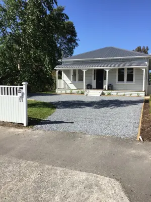 La Rocque Cottage - Pretty, quiet and secluded. Short walk to the Square.