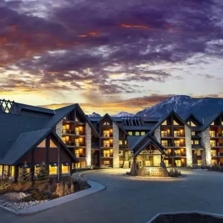 Luxurious 2-Story Penthouse | 5 Beds | Water Park Access | 5-Star Mountain Views