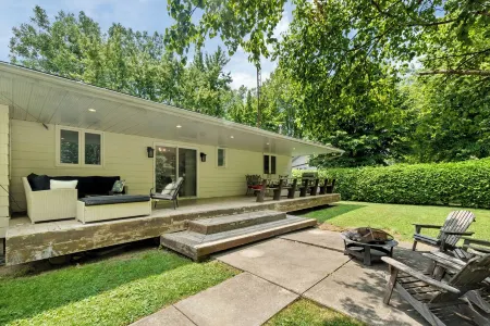Four-Season Cottage with Beach Access Near Grand Bend