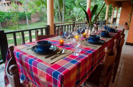 Zero minutes to the most prestigous cove in the area Отели рядом с достопримечательностью «Treasure Beach»