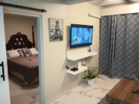 Ocean view apartment,with pool within reach ,AC with WiFi newly redone,discount Hoteles en Discovery Bay