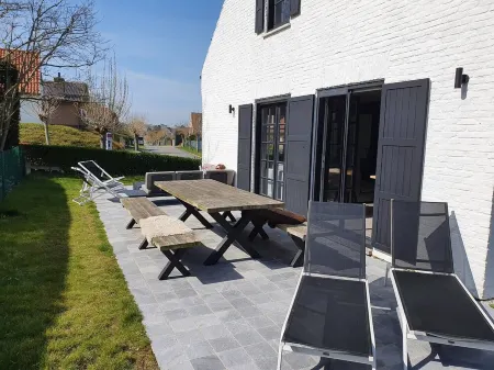 Villa Amelie -- Modern Villa @ the Beach w. Garden