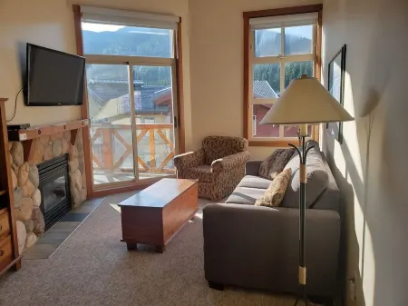 Cozy, ski-in/out, condo in the heart of Sun Peaks