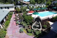 The Woods Hotel - Gay Lgbtq Cabins Hotels in Monte Rio