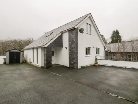 Ty Coch Hotels near Dolbadarn Castle