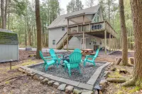 Lakefront Poconos Cabin w/ Deck & Game Room - Homestays