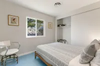 Rocky Ridge Retreat - Hot Tub, Fire Pit & BBQ! 2 Bedroom Home by Redawning Hotel a Joshua Tree