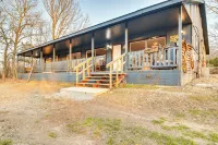 Cozy Cabin w/ Backyard Oasis: 11 Mi to Marina - Homestays