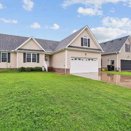 Charming Family Retreat With Spacious Yard 3 Bedroom Home Отели в г. Паскуотанк