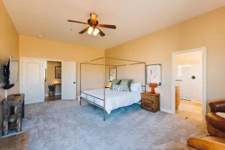 Amazing Desert Retreat + Cowboy tub + Indoor Spa