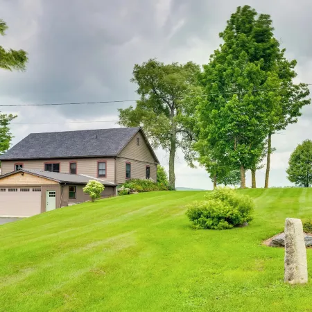 On-Site Vast Hiking Trail Hardwick Farmhouse!
