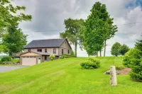 On-Site Vast Hiking Trail Hardwick Farmhouse! - parking