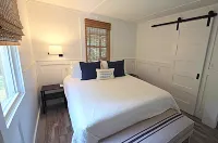 Charming Cottage with Screened Porches and Outdoor Showers - Cozy Retreat Hotels in Ocracoke