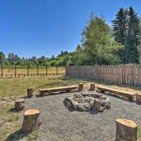 Rustic Cabin Near Mt Rainier Fire Pit and BBQ!