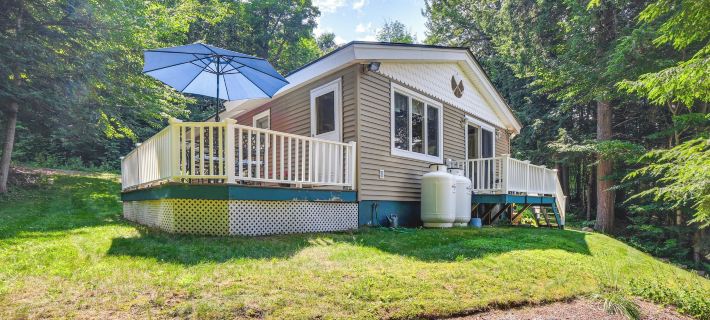 Breathtaking Newbury Cottage w/ Deck on Chalk Pond Hotels in Merrimack County