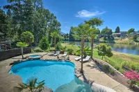 Luxe Getaway w/ Riverfront Views in Grants Pass! - مطابخ