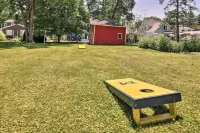 Fire Pit, BBQ & Yard: Family Home in Adrian Hotels in Adrian