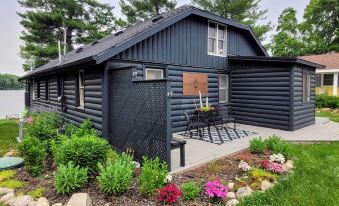 Diamond Lake Waterfront Cabin w/ Deck + Dock!