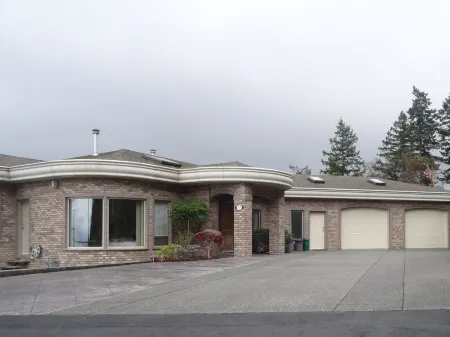 Gibralter Rock Ocean View B&B Отели в г. Нанаймо