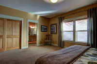 Wild Meadow 30 Day Minimum 4 Bedroom Home by RedAwning Hotels in 