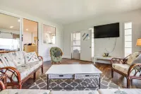 Lakeside Litchfield Home w/ Patio & Gas Grill! - Homestays