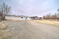 Eufaula Escape w/ Deck - Steps to Lake! - Homestays