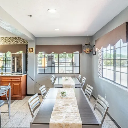Super 8 by Wyndham San Antonio/Riverwalk Area Отели рядом с достопримечательностью «AT&T Центр»
