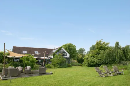 Domaine de Bellevue The Originals Relais Отели в г. Люминьи-Нель-Ормо