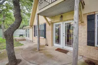 Lake Brownwood Home w/ Private Boat Dock! - parkir