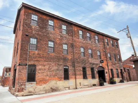 Pickle Factory Hotel - 2Br Next to Wenzel Distillery Hotels in 