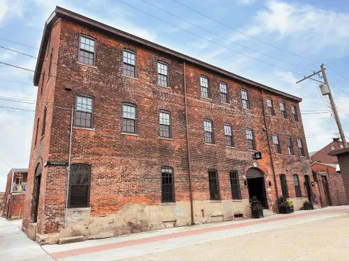 Pickle Factory Hotel - 2Br Next to Wenzel Distillery