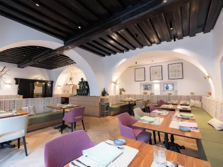 Boutiquehotel Zum Goldenen Hirschen Отели в г. Эбензе