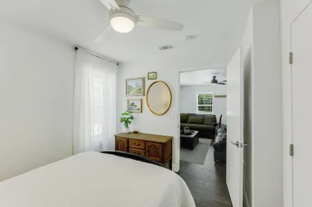 Historic downtown Georgetown. 8 blocks to the square and 1 to the University.