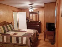 Family Cabin with Hot Tub & Game room. 8.3 miles from Appalachian Ski Mt. Hotels in Caldwell County