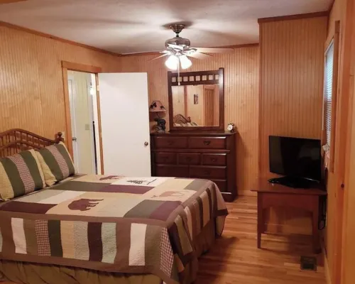 Family Cabin with Hot Tub & Game room. 8.3 miles from Appalachian Ski Mt. Hotels in Caldwell County