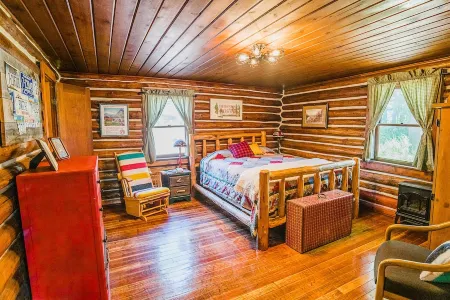 Authentic Vintage Cabin 9 Miles from Glacier