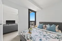 Cozy 2BR Apt Next to Victoria Market + City Views