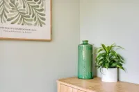 Family-friendly Getaway - Garden Parking Sleeps 7