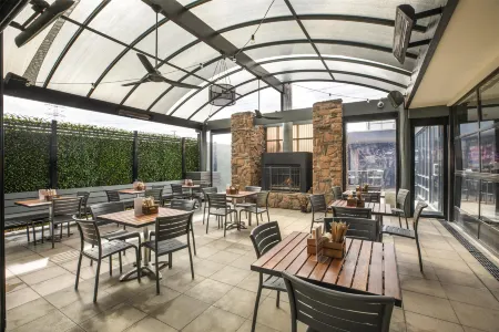 Nightcap at Manhattan Hotel Отели рядом с достопримечательностью «оз. Рингвуд»