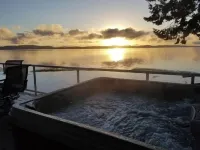 Five Peaks Cottage Beach HotTub Kayaks Treehouse