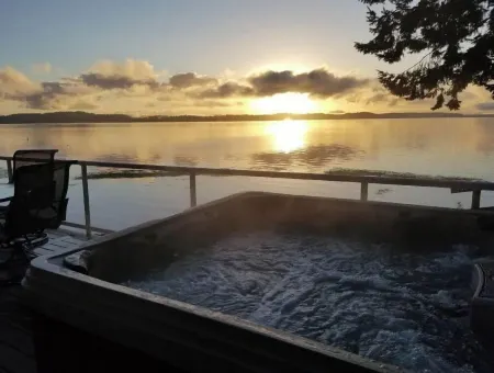 Five Peaks Cottage Beach HotTub Kayaks Treehouse