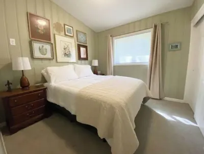 Home away from Home- Mid Century Style - central Omaha (5 min from I-80)