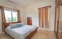 3 bedroom apartment- 5 mins to beach & Town Hôtels à : 
