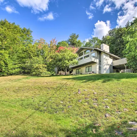 House w/ Balcony ~ 5 Mi to Cranmore Resort! Отели в г. Бартлетт
