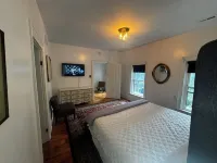 Historic 1867 Fox Mansion: Chef’s Kitchen, A/C, across from the swimming Quarry