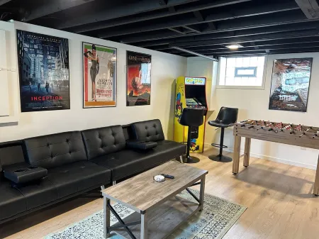 Fire Pit, Sunroom, Hanging Chair, 10mi to city