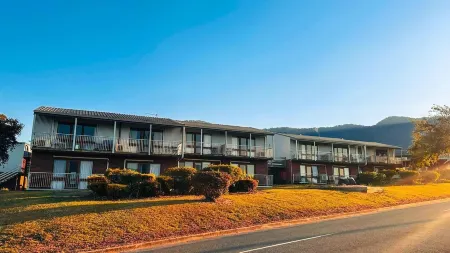 Mountain Creek Motel Bar & Restaurant