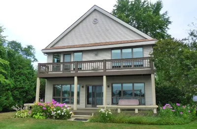 Portage Lakefront - Great View & Location - 5 Bedrooms - 3 Baths - 2 Car Garage Hotels near Penosha Trail