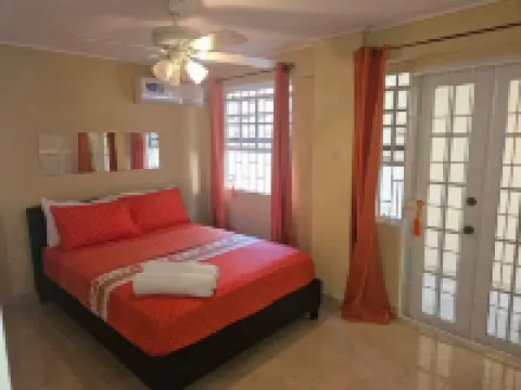 Peaceful 2-bedroom downstairs apartment walking distance to the airport. Hotels in 